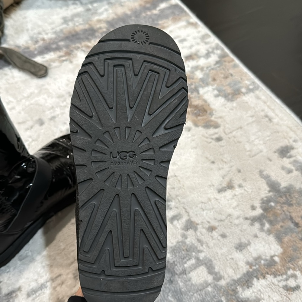 Shiny Uggs boots - Picture 3 of 4